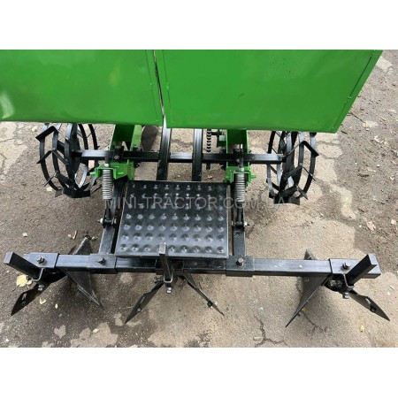 Картоплесаджалка дворядна для трактора 150л із підгортальниками та підножкою
